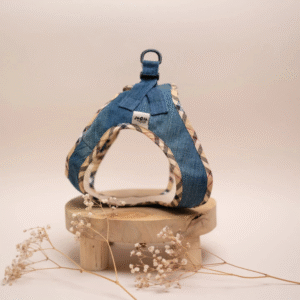 Pettorina in denim per cani ergonomica modello t-shirt.