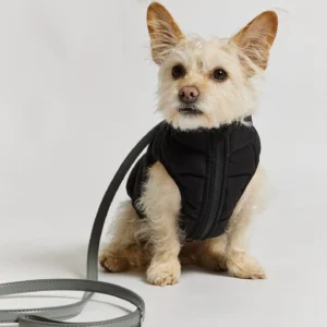 Giacca imbottita reversibile per cani lato nero e bianco.