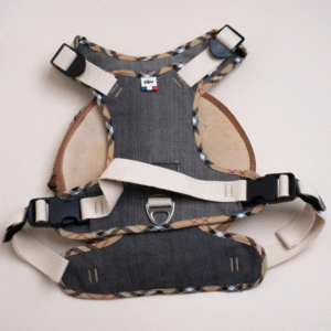 Pettorina antitrazione in jeans grigio riciclato ergonomica.