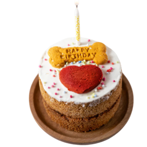 Torta di compleanno per cani di lusso artigianale decorata con cuore di barbabietola e glassa senza zucchero