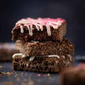 Pasticceria per cani di lusso Brownie artigianale senza cereali al burro di arachidi.